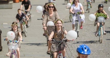 Hatodik alkalommal tekerték körbe szoknyában a várost